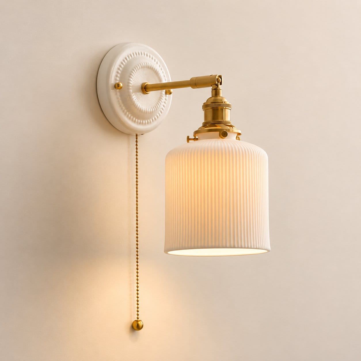 Applique murale blanche céramique, Abat-jour strié bras laiton | Elégance vintage, Chambre salon intérieur