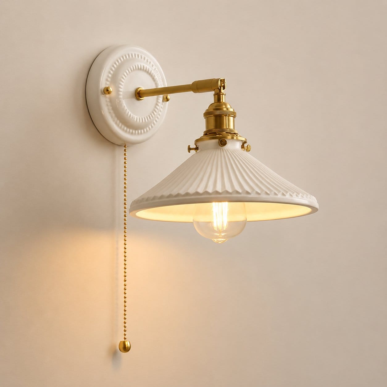 Applique murale blanche céramique, Abat-jour strié bras laiton | Elégance vintage, Chambre salon intérieur