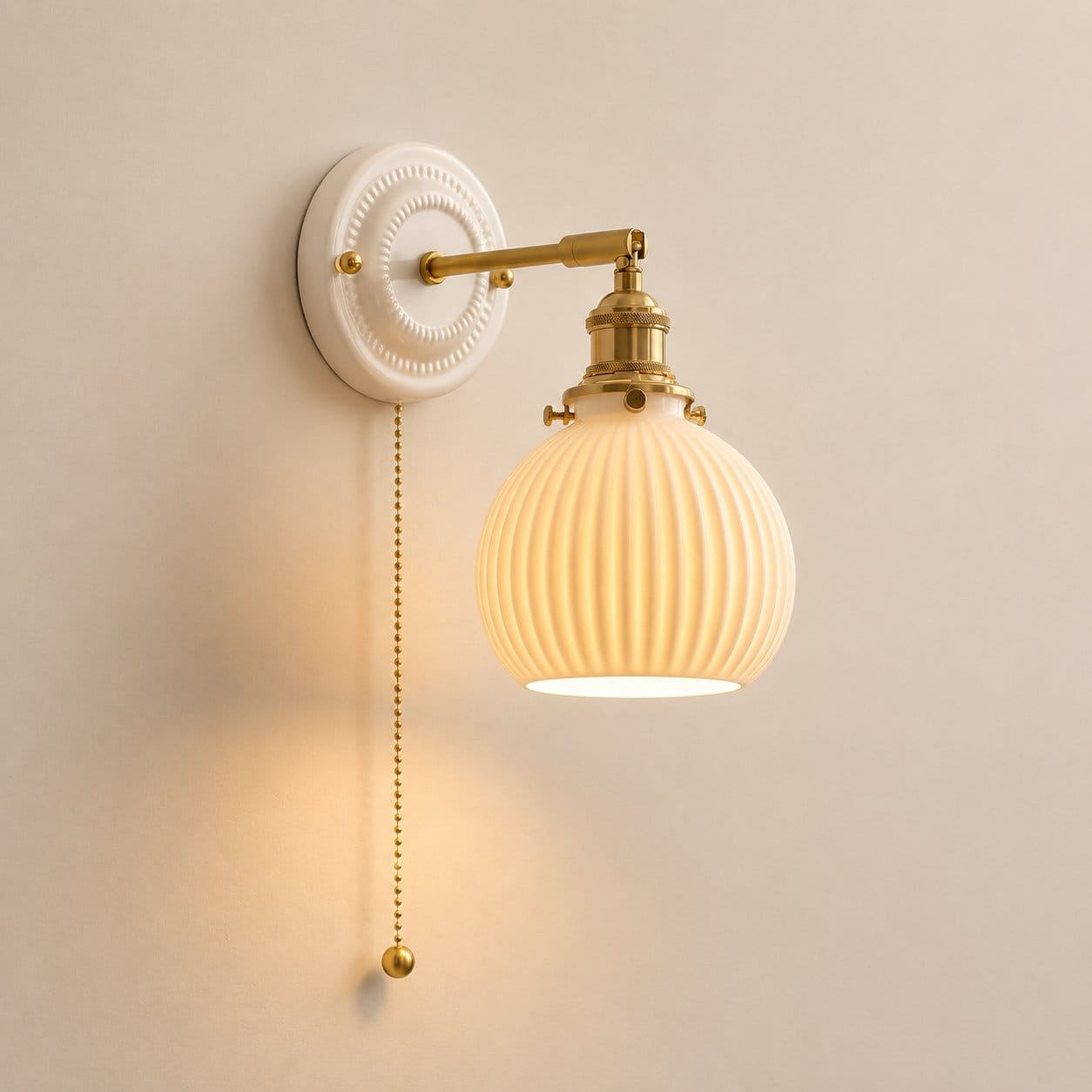 Applique murale blanche céramique, Abat-jour strié bras laiton | Elégance vintage, Chambre salon intérieur