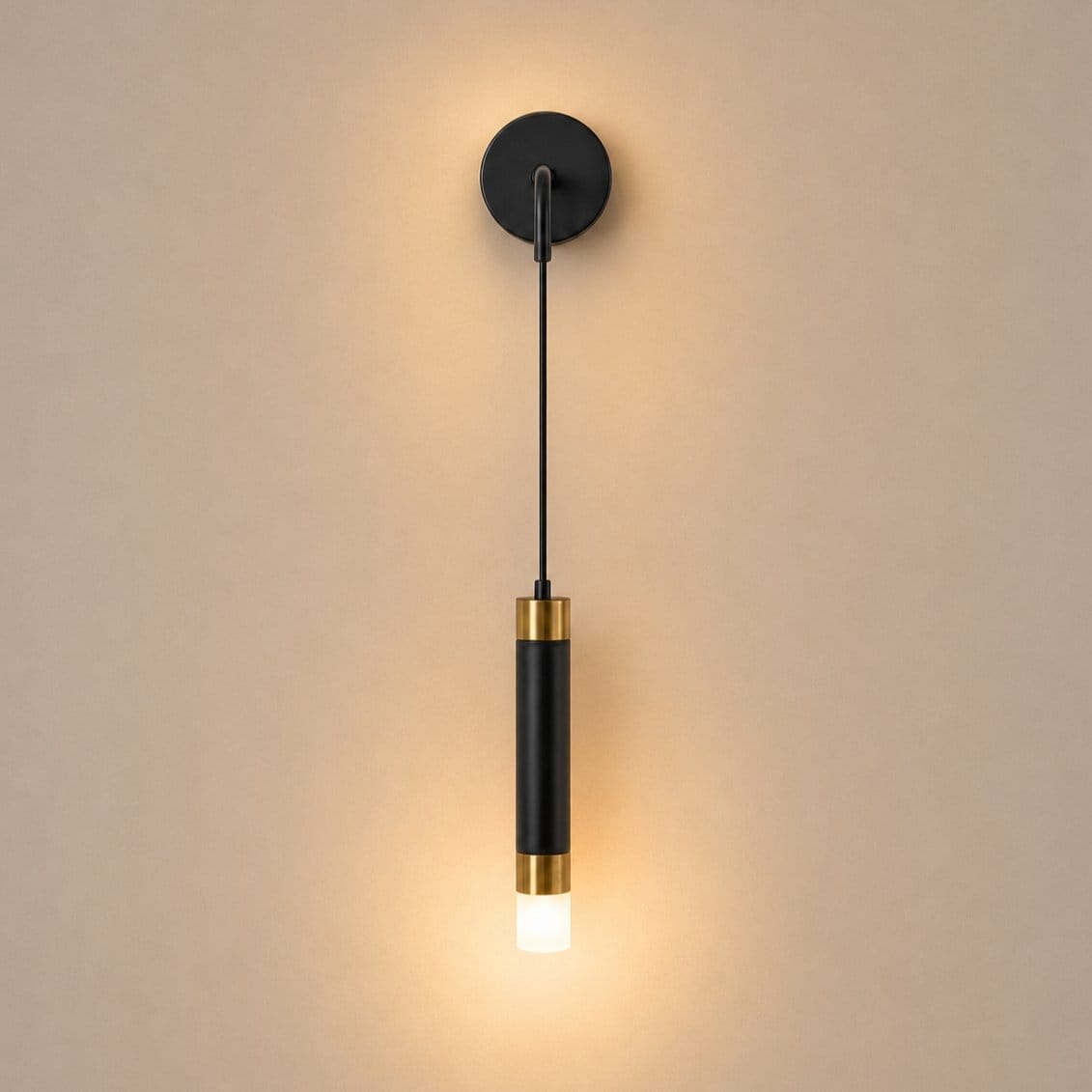 Applique murale dorée laiton brossé, tube LED suspendu liseuse orientable | Chambre tête de lit hôtel intérieur