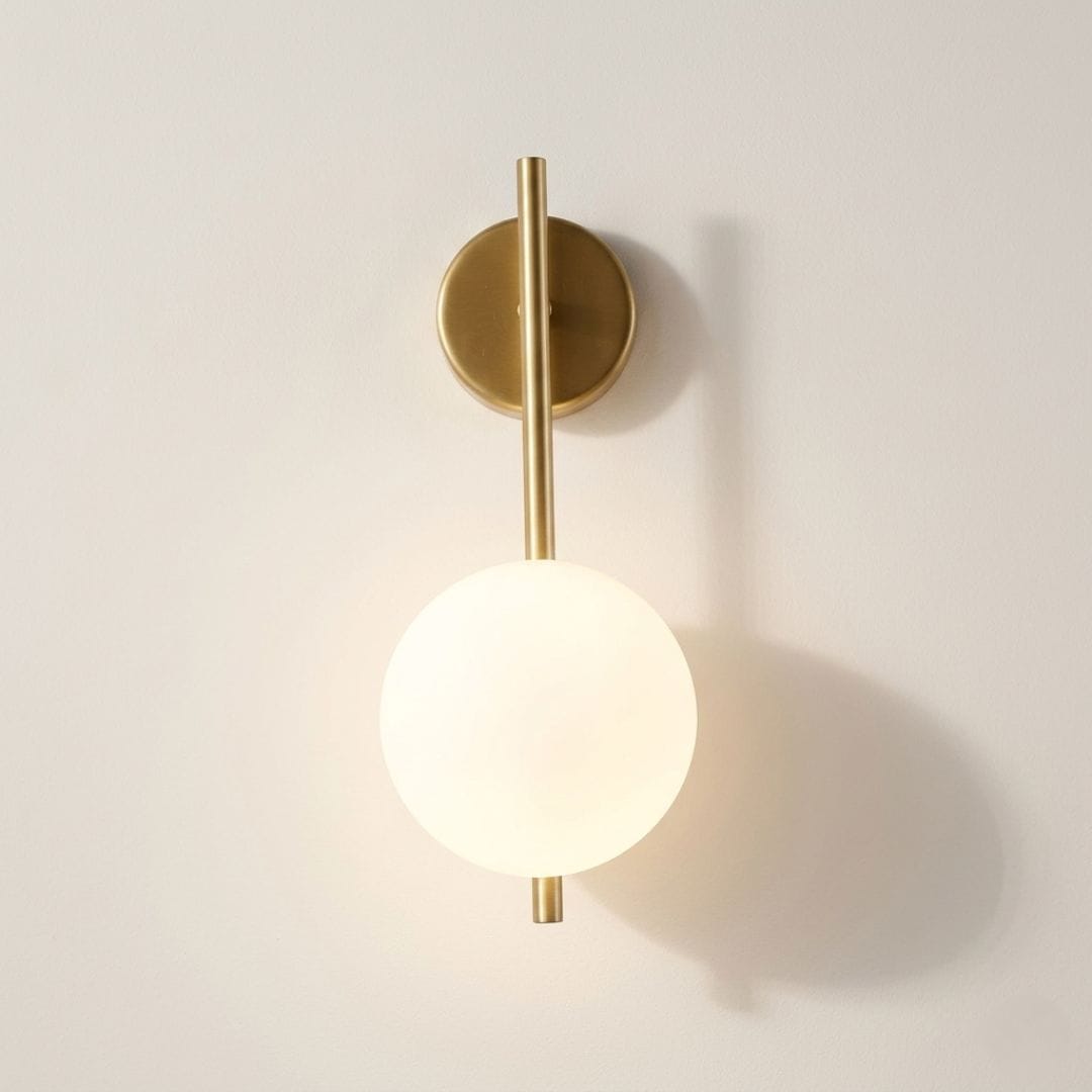 Applique murale minimaliste épuré métallique — Globe en verre opalin