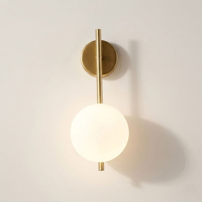 Applique murale minimaliste épuré métallique — Globe en verre opalin