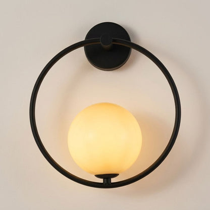 Applique murale cercle métal minimaliste — Globe en verre opalin
