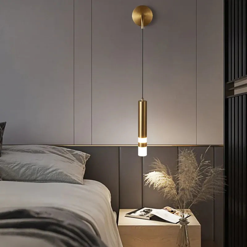Applique murale dorée laiton brossé, tube LED suspendu liseuse orientable | Chambre tête de lit hôtel intérieur