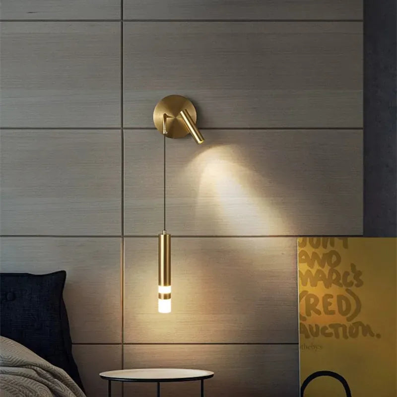 Applique murale dorée laiton brossé, tube LED suspendu liseuse orientable | Chambre tête de lit hôtel intérieur