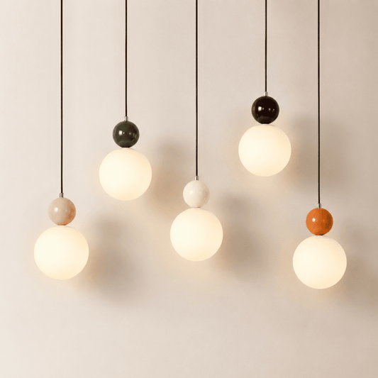 Suspension lampes globe de verre opalin, Boule colorée minimaliste