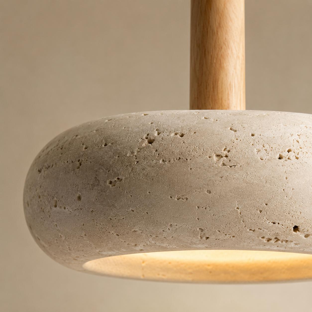Suspension luminaire en pierre travertin, disque wabi-sabi bois naturel | Salon cuisine, salle à manger restaurant, Intérieur