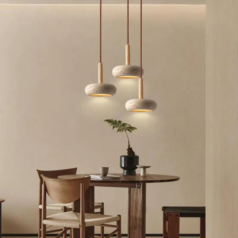 Suspension luminaire en pierre travertin, disque wabi-sabi bois naturel | Salon cuisine, salle à manger restaurant, Intérieur