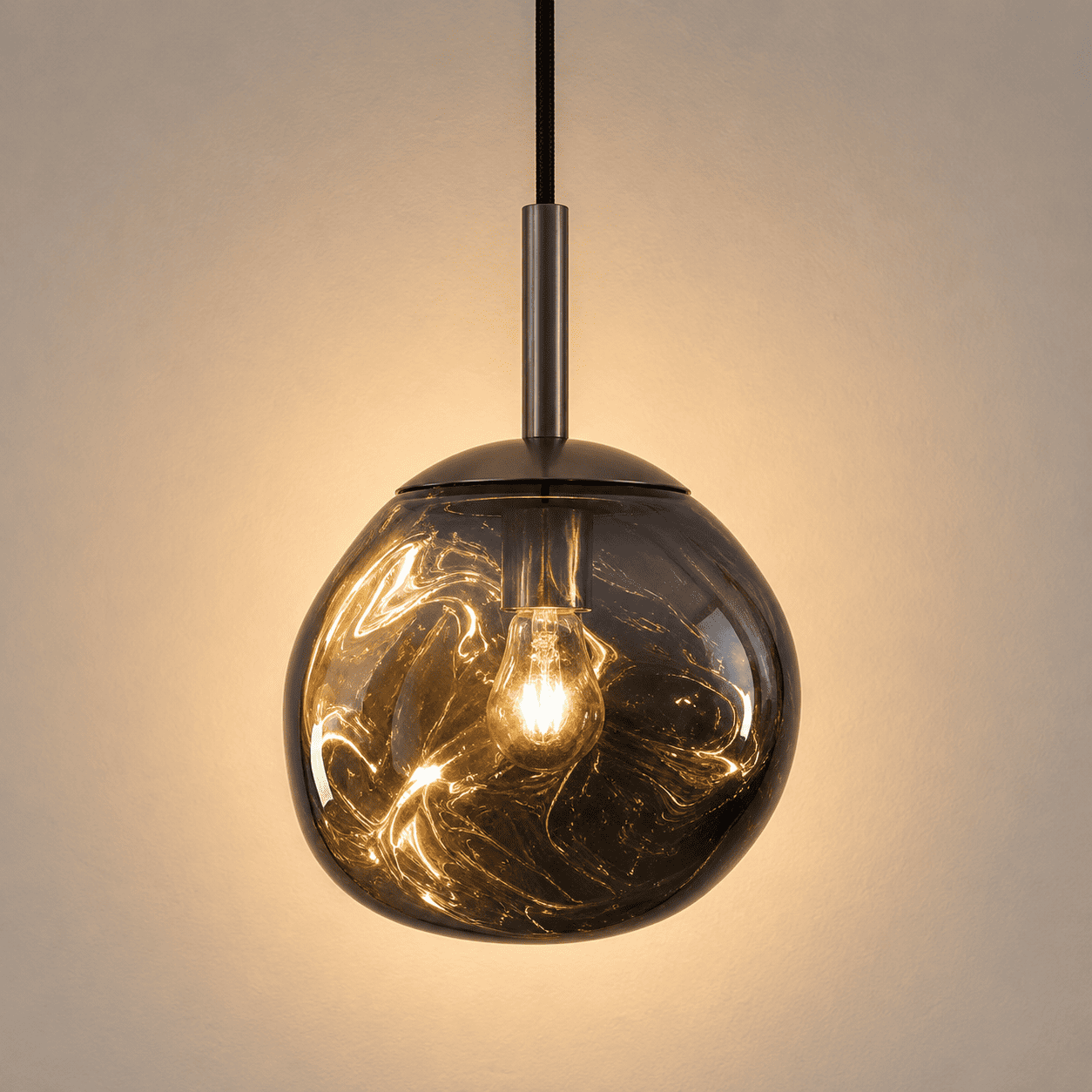 Suspension design globe PVC, effet verre soufflé | Salon escalier intérieur moderne