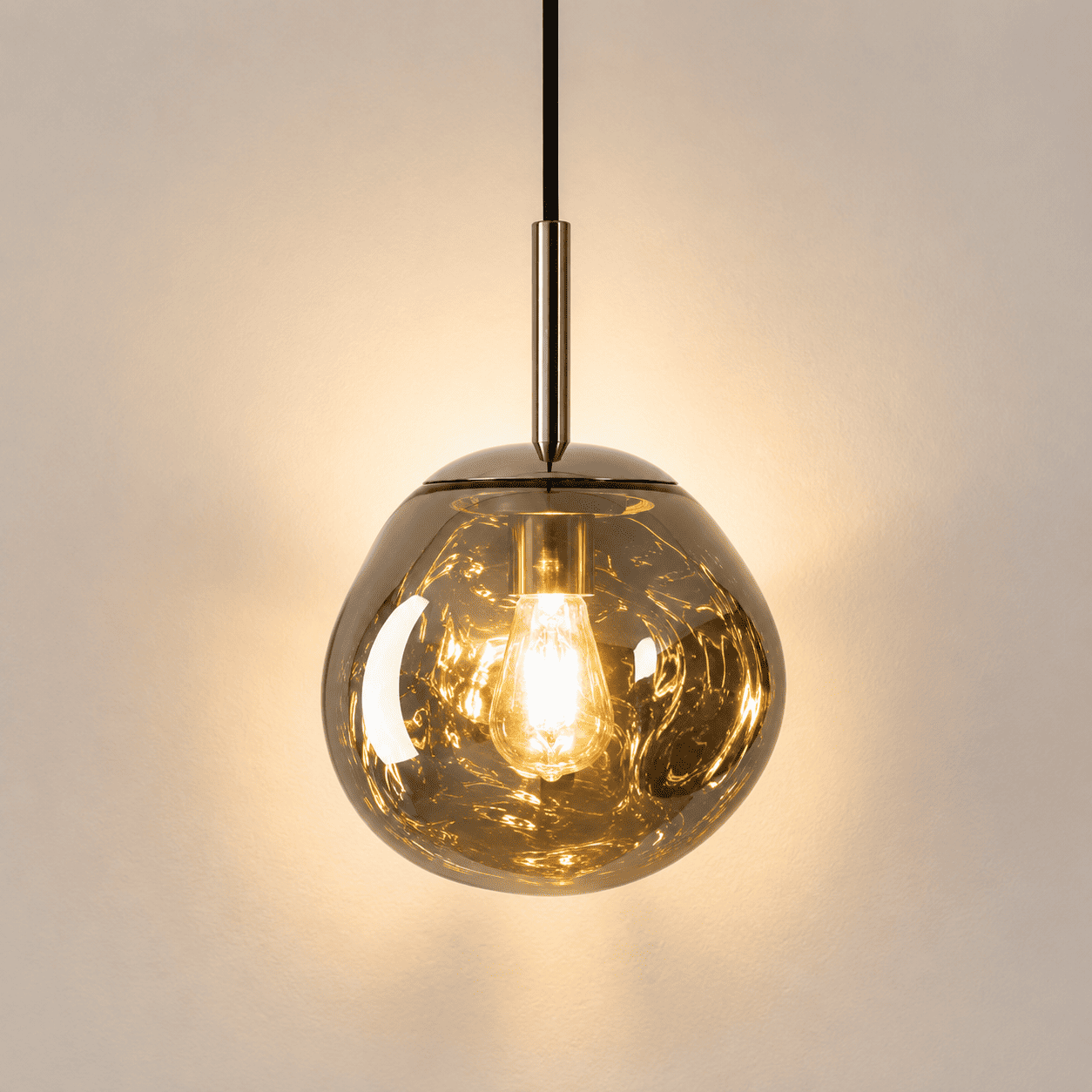 Suspension design globe PVC, effet verre soufflé | Salon escalier intérieur moderne